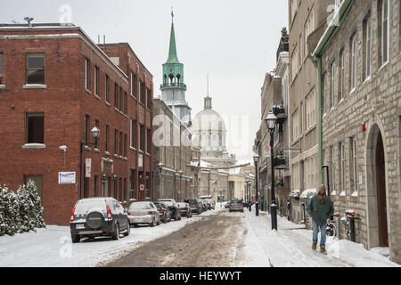 Montreal, CA - 17. Dezember 2016: Passanten in St-Paul-Straße in Old Montreal mit Bonsecours Markt im Hintergrund Stockfoto