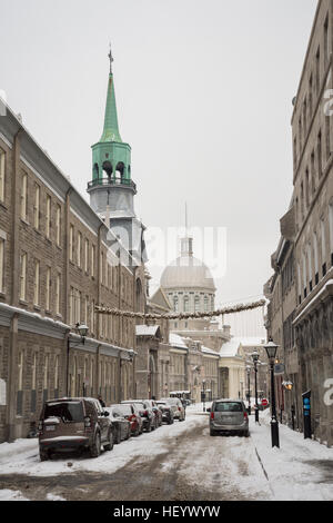 Montreal, CA - 17. Dezember 2016: Passanten in St-Paul-Straße in Old Montreal mit Bonsecours Markt im Hintergrund Stockfoto