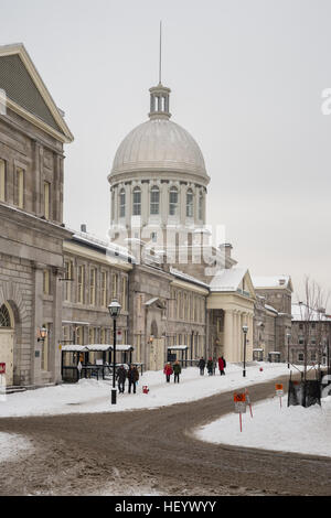 Montreal, CA - 17. Dezember 2016: Passanten in St-Paul-Straße in Old Montreal mit Bonsecours Markt im Hintergrund Stockfoto