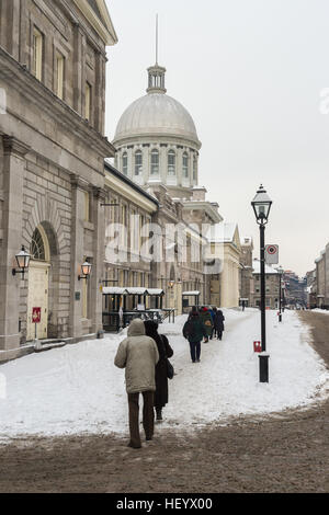 Montreal, CA - 17. Dezember 2016: Passanten in St-Paul-Straße in Old Montreal mit Bonsecours Markt im Hintergrund Stockfoto