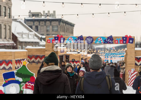 Montreal, CA - 17. Dezember 2016: Menschen zu Weihnachten Markt am Place Jacques Cartier Stockfoto