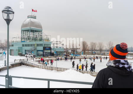 Montreal, CA - 17. Dezember 2016: Natrel Eisbahn im alten Hafen von Montreal. Stockfoto