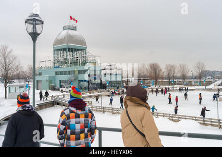 Montreal, CA - 17. Dezember 2016: Natrel Eisbahn im alten Hafen von Montreal. Stockfoto