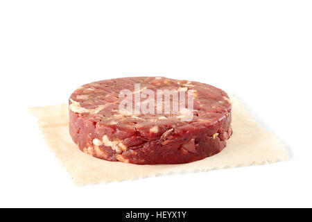 Rohes Rindfleisch Burger Patty auf weiß Stockfoto