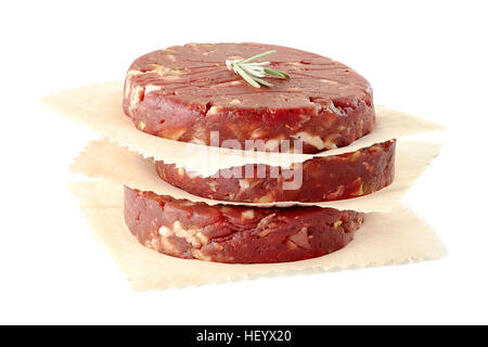 Stapel von rohes Rindfleisch Burger Bratlinge auf weiß Stockfoto