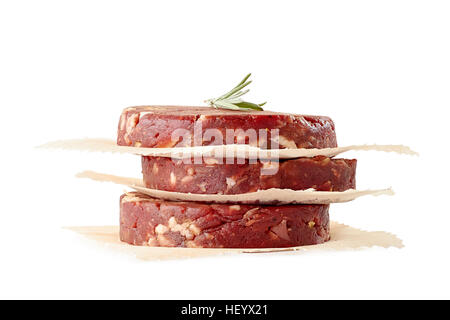 Stapel von rohes Rindfleisch Burger Bratlinge auf weiß Stockfoto