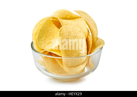 Kartoffelchips in Glasschüssel auf weiß Stockfoto