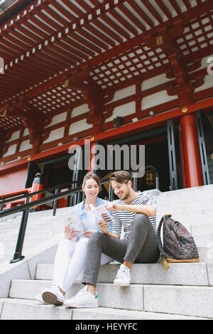 Kaukasische Paar genießt Sightseeing in Tokyo, Japan Stockfoto