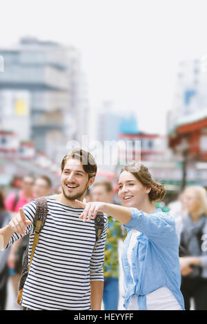 Kaukasische Paar genießt Sightseeing in Tokyo, Japan Stockfoto