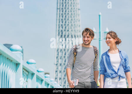 Kaukasische Paar genießt Sightseeing in Tokyo, Japan Stockfoto