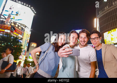 Kaukasische Paar genießt Sightseeing mit japanischen Freunde in Tokio, Japan Stockfoto