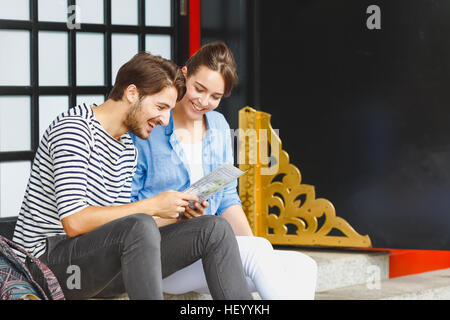 Kaukasische Paar genießt Sightseeing in Tokyo, Japan Stockfoto