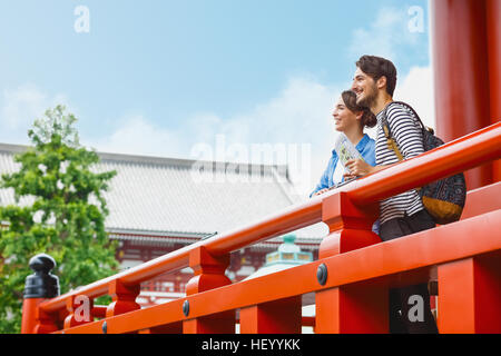 Kaukasische Paar genießt Sightseeing in Tokyo, Japan Stockfoto