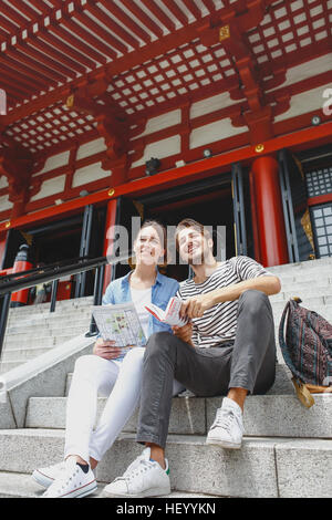 Kaukasische Paar genießt Sightseeing in Tokyo, Japan Stockfoto