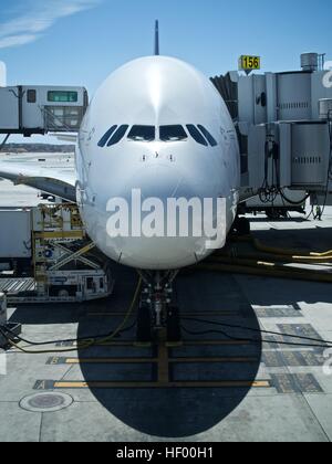 Singapore Airlines Airbus A380 weiße Flugzeug Flugzeug moderne Flug Aviation terminal Stockfoto