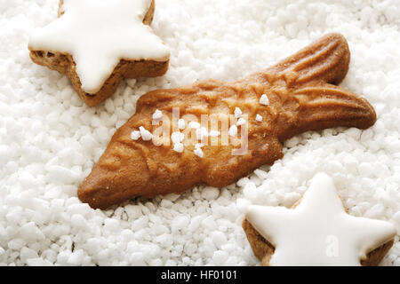 Spekulatius Kekse, niederländische Cookie in der Form eines Fisches mit groben Zucker und Zimt Sterne cookies Stockfoto