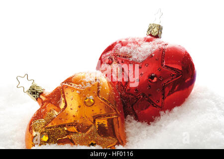 Kupferrot gefärbte und roten herzförmigen Weihnachtsschmuck auf Kunstschnee Stockfoto