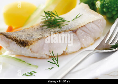 Fischgericht: Zander filet mit gekochten Kartoffeln, gehobelt, Romanesco Brokkoli, Fenchel und Dill Stockfoto