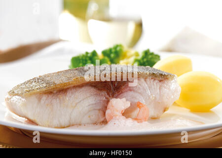 Fischgericht: Cobia oder schwarze Kingfish Filet mit gekochten Kartoffeln, Romanesco Brokkoli, Shrimps und schaumigen Weissweinsauce serviert Stockfoto