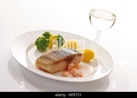 Fischgericht: Cobia oder schwarze Kingfish Filet mit gekochten Kartoffeln, Romanesco Brokkoli, Shrimps und schaumigen Weissweinsauce serviert Stockfoto