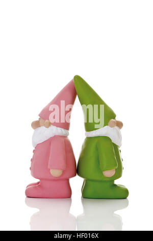 Zwei Gartenzwerge stehen Rücken an Rücken Stockfoto