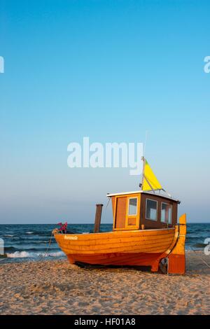 Fischerboot am Strand, Seebad Ahlbeck, Usedom, Ostsee, Deutschland Stockfoto