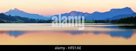 See Irrsee in der Abenddämmerung mit Salzkammergut und Dachsteingebirge, in der Nähe von Zell am Moos, Oberösterreich, Österreich Stockfoto