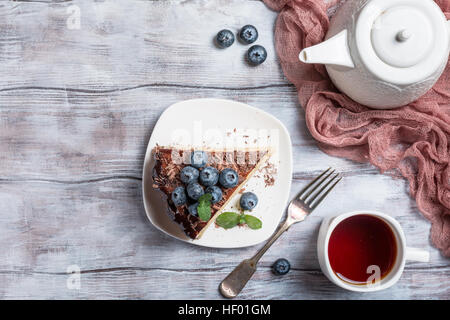 Stück Schwamm Kuchen mit Sahne und Schokolade auf Teller, Ansicht von oben Stockfoto