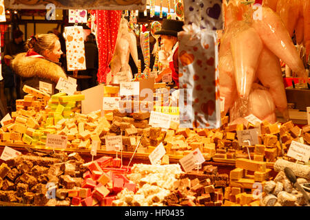 Frau Kauf an süß/Süßigkeiten Stand auf Nottingham Weihnachtsmarkt in der Nacht. In Nottingham, England. Stockfoto