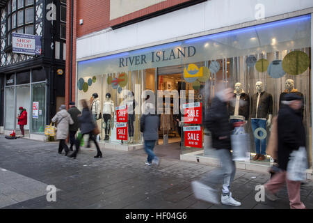 Southport, Merseyside, England. 24. Dezember 2016. Pre-Boxing Day Umsatz.   Geschäfte in der Stadt sind jetzt vorläufige Verkauf Zeichen und einige Plan vorzeitigen Schließung darstellen, wie sie in den nächsten 48 Stunden für eine Umsatz-Bonanza vorzubereiten. Last-Minute-Shopper sind bis zu 50 % Rabatt auf ausgewählte Ware zunutze. Bildnachweis: MediaWorldImages/Alamy Live-Nachrichten Stockfoto