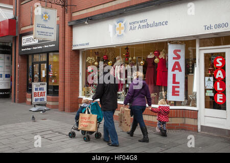 Southport, Merseyside, England. 24. Dezember 2016. Pre-Boxing Day Umsatz.   Geschäfte in der Stadt sind jetzt vorläufige Verkauf Zeichen und einige Plan vorzeitigen Schließung darstellen, wie sie in den nächsten 48 Stunden für eine Umsatz-Bonanza vorzubereiten. Last-Minute-Shopper sind bis zu 50 % Rabatt auf ausgewählte Ware zunutze. Bildnachweis: MediaWorldImages/Alamy Live-Nachrichten Stockfoto