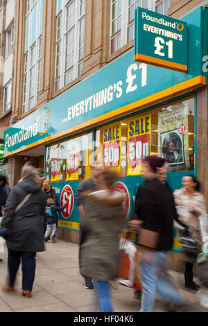 Poundland, Southport, Merseyside, England. 24. Dezember 2016. Pre-Boxing Day Umsatz.   Geschäfte in der Stadt sind jetzt vorläufige Verkauf Zeichen und einige Plan vorzeitigen Schließung darstellen, wie sie in den nächsten 48 Stunden für eine Umsatz-Bonanza vorzubereiten. Last-Minute-Shopper sind bis zu 50 % Rabatt auf ausgewählte Ware zunutze. Bildnachweis: MediaWorldImages/Alamy Live-Nachrichten Stockfoto