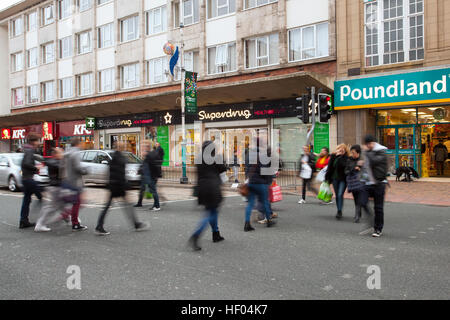 Poundland, Southport, Merseyside, England. 24. Dezember 2016. Pre-Boxing Day Umsatz.   Geschäfte in der Stadt sind jetzt vorläufige Verkauf Zeichen und einige Plan vorzeitigen Schließung darstellen, wie sie in den nächsten 48 Stunden für eine Umsatz-Bonanza vorzubereiten. Last-Minute-Shopper sind bis zu 50 % Rabatt auf ausgewählte Ware zunutze. Bildnachweis: MediaWorldImages/Alamy Live-Nachrichten Stockfoto