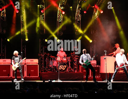 Datei PICS: London UK 24. Dezember 2016 Status Quo Gitarrist Rick Parfitt im gestorben ist Krankenhaus in Spanien im Alter von 68, wie hier bei einem Konzert in Silverstone august 2015 mit seiner lange Zeit Musik partner Francis Rossi@Paul Quezada-Neiman/Alamy Live News Stockfoto