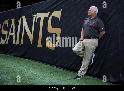 Florida, USA. 24. Dezember 2016. LOREN ELLIOTT | Zeiten. Tampa Bay Buccaneers defensive Coordinator Mike Smith man vor der NFL Football-Spiel zwischen den Tampa Bay Buccaneers und die New Orleans Saints im Mercedes-Benz Superdome in New Orleans, La. © Loren Elliott/Tampa Bay sieht Times / ZUMA Draht/Alamy Live News Stockfoto