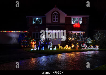 Clitheroe, UK. 24. Dezember 2016. Festliche Lichter schmücken ein Haus in Clitheroe, Lancashire, am Abend vor Weihnachten 2016. © Matthew Fleming/Alamy Live-Nachrichten Stockfoto