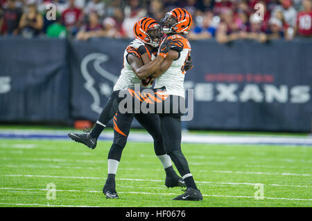 Houston, Texas, USA. 24. Dezember 2016. Cincinnati Bengals defensive End Michael Johnson (90) und Cincinnati Bengals defensive End Wallace Gilberry (95) feiern meschotschek im 1. Quartal ein NFL-Spiel zwischen den Houston Texans und den Cincinnati Bengals NRG-Stadion in Houston, TX am 24. Dezember 2016. © Trask Smith/ZUMA Draht/Alamy Live-Nachrichten Stockfoto