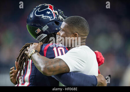 Houston, Texas, USA. 24. Dezember 2016. Ehemalige Houston Texans Wide Receiver Andre Johnson umarmt Houston Texans Wide Receiver DeAndre Hopkins (10) vor der NFL-Spiel zwischen den Houston Texans und Cincinnati Bengals NRG-Stadion in Houston, TX am 24. Dezember 2016. © Trask Smith/ZUMA Draht/Alamy Live-Nachrichten Stockfoto