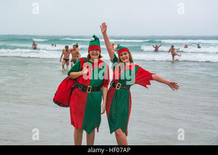 Sennen, Cornwall, UK. 25. Dezember 2016. Hunderte von Menschen dauerte bis zum Meer für das jährliche Weihnachtstag Schwimmen bei Sennen. Es war etwa 12 Grad C aus dem Wasser. © Simon Maycock/Alamy Live-Nachrichten Stockfoto