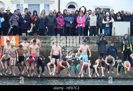 Weihnachtstag schwimmen, Hafen von Weymouth, Dorset, Großbritannien Stockfoto