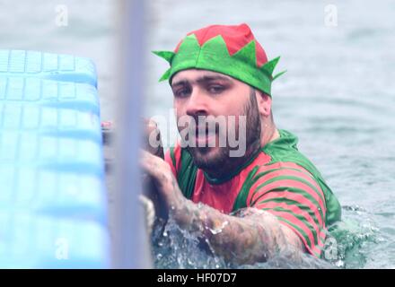 Weihnachtstag schwimmen, Hafen von Weymouth, Dorset, Großbritannien Stockfoto