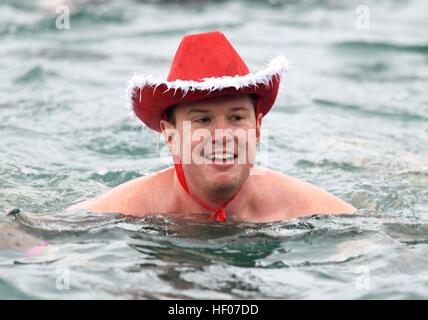 Weihnachtstag schwimmen, Hafen von Weymouth, Dorset, Großbritannien Stockfoto