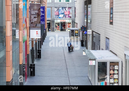 Liverpool, Vereinigtes Königreich. 25. Dezember 2016. Die Straßen von Liverpool Stadtzentrum verlassen am Morgen des ersten Weihnachtsfeiertag (Sonntag, Dezember 25,2016). Bildnachweis: Christopher Middleton/Alamy Live-Nachrichten Stockfoto