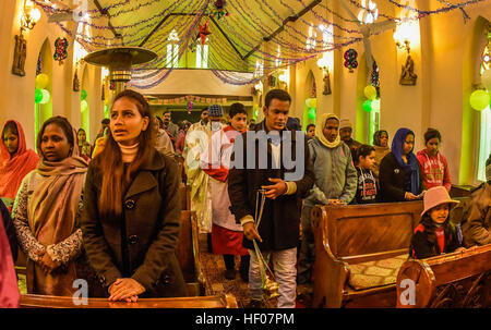 25. Dezember 2016 besuchen - Srinagar, Jammu und Kaschmir, Indien - Christen Weihnachtsmesse in Holy Family Catholic Church in der Weihnachtszeit am 25. Dezember 2016 in Srinagar, im Sommer, die Hauptstadt des indischen Kaschmir verabreicht. Die umstrittene Himalaya-Region Kaschmir hat eine winzige Bevölkerung von Christen, Hunderte davon begleiten Sie Messe in der Familie, Heilige, katholische Kirche auf Weihnachten und beten für Frieden und Wohlstand in der Region. Die Minuskel christlichen Bevölkerung in Kaschmir-Region sagte, dass es feiern Weihnachten in einer low-Key Weise in Indien verwalteten Kaschmir als ein Zeichen des Respekts Stockfoto