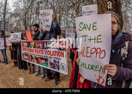 25. Dezember 2016 - Srinagar, Jammu und Kaschmir, Indien - Kashmiri Studenten halten Plakate bei einer Protestkundgebung gegen die Tötung von Zivilisten weltweit am 25. Dezember 2016 in Srinagar, der Sommerhauptstadt des indischen verabreicht Kaschmir, Indien. Dutzende von Kashmiri Studenten inszeniert eine Sitzstreik Protestdemonstration in indischen Aldenhoff Kaschmir, gegen die Angriffe auf Zivilisten in Aleppo, Kaschmir, Irak, Burma und Jemen Demonstrationen gegen Zivilisten getötet Ausbreitung, rund um den Globus, in der Hoffnung auf Aufforderung der internationalen Gemeinschaft zu diesen Ländern zu helfen wo der Civi Stockfoto