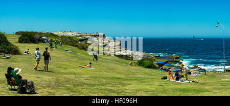 Sydney, Australien. 26. Dezember 2016. Zuschauer aus Maroubras Mahon Poolbereich sah die Spitzenreiter 2016. Sydney to Hobart Yacht Race machen ihren Weg entlang der Ostküste von Australien in Richtung Hobart in Tasmanien. © Simonito Tecson/Alamy Live-Nachrichten Stockfoto