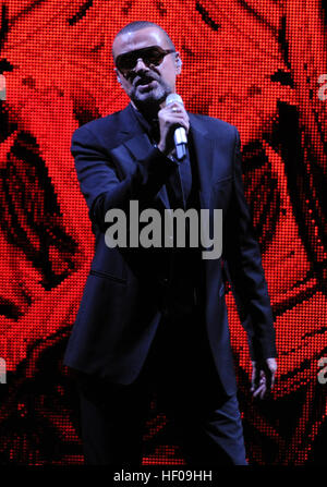 Hamburg, Deutschland. 18. Oktober 2011. Sänger George Michael ist während eines Konzerts in der 02 World in Hamburg, Deutschland, 18. Oktober 2011 abgebildet. Michael ist mit einem ganzen Orchester für die "Symphonica - The Orchestral Tour" auf Tour durch Europa. Foto: Angelika Warmuth (ATTENTIONG: für redaktionelle verwenden nur / Berichte zugeordnet die Tour nur) | weltweite Nutzung/Dpa/Alamy Live-Nachrichten Stockfoto