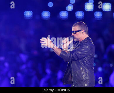 Sänger George Michael führt während der Abschlusszeremonie von London 2012 Olympische Spiele im Olympiastadion, London, Großbritannien, 12. August 2012. Foto: Michael Kappeler Dpa | weltweite Nutzung Stockfoto