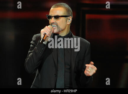 Hamburg, Deutschland. 18. Oktober 2011. Sänger George Michael ist während eines Konzerts in der 02 World in Hamburg, Deutschland, 18. Oktober 2011 abgebildet. Michael ist mit einem ganzen Orchester für die "Symphonica - The Orchestral Tour" auf Tour durch Europa. Foto: Angelika Warmuth (ATTENTIONG: für redaktionelle verwenden nur / Berichte zugeordnet die Tour nur) | weltweite Nutzung/Dpa/Alamy Live-Nachrichten Stockfoto