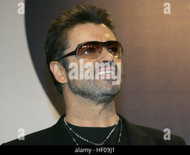 Berlin, Deutschland. 16. Februar 2005. (Dpa) - britische Pop-Sänger George Michael trägt Sonnenbrille, wie er den Film stellt "George Michael: eine andere Geschichte", ein Dokumentarfilm über sein Leben, auf der Berlinale Filmfestival in Berlin, Deutschland, 16. Februar 2005. 21 Filme stehen im Wettbewerb um die goldenen und silbernen Bären der Berlinale Filmfestival Auszeichnung. | Nutzung weltweit © Dpa/Alamy Live-Nachrichten Stockfoto